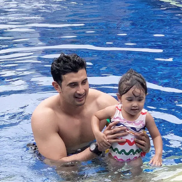 6 Potret Ali Syakieb Momong Ponakan, Bikin Gemas