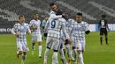 Para pemain Inter Milan merayakan gol yang dicetak oleh Romelu Lukaku ke gawang Borussia Moenchengladbach pada laga Liga Champions di Stadion Borussia Park, Rabu (2/12/2020). Inter Milan menang dengan skor 3-2. (AP/Martin Meissner)