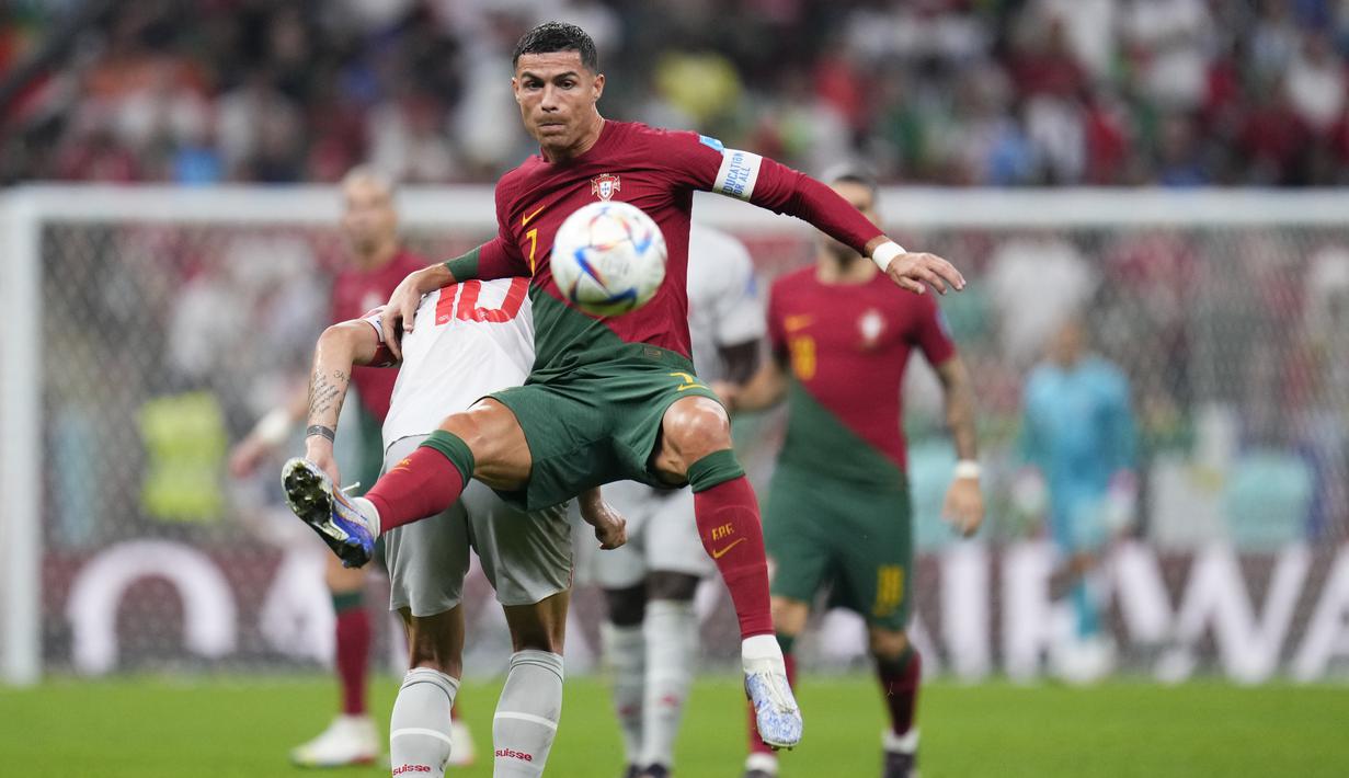 <p>Pemain Portugal,&nbsp;Cristiano Ronaldo (kanan) berebut bola dengan pemain Swiss, Granit Xhaka saat laga 16 besar Piala Dunia 2022 yang berlangsung di Lusail Stadium, Selasa (06/12/2022) waktu setempat. (AP/Manu Fernandez)</p>