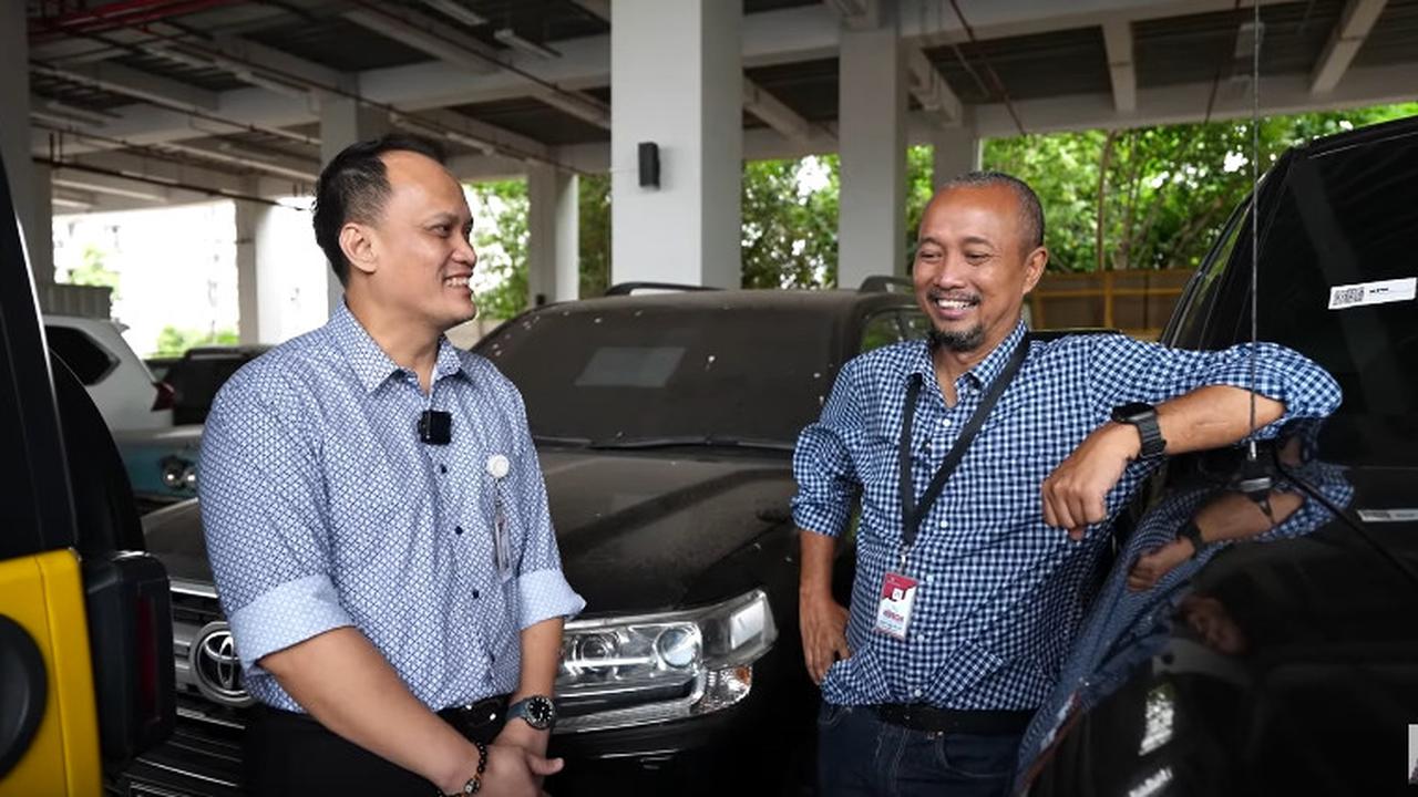 Fitra Eri Bengong saat Gerebek Mobil-mobil Mewah Sitaan KPK
