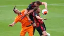 Striker Newcastle United, Andy Carroll, berebut bola dengan pemain Bournemouth pada laga lanjutan Premier League pekan ke-32 di Vitality Stadium, Kamis (2/7/2020) dini hari WIB. Newcastle menang 4-1 atas Bournemouth. (AFP/Michael Steele/pool)