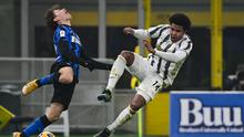 Gelandang Inter Milan, Nicolo Barella (kiri) berduel dengan gelandang Juventus, Weston McKennie pada leg pertama semifinal Coppa Italia 2020/2021, Rabu (03/02/2021) dini hari WIB. (MIGUEL MEDINA / AFP)