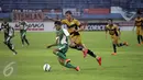Pesepakbola Mitra Kukar Fetrick Dos Santos (kanan) membayangi Pesepakbola PS TNI Hendi Aprilianto pada pertandingan 8 besar Piala Jenderal Sudirman di Stadion Manahan Solo, Minggu (20/12/2015). Mitra Kukar menang 3-1. (Foto:Boy Harjanto)