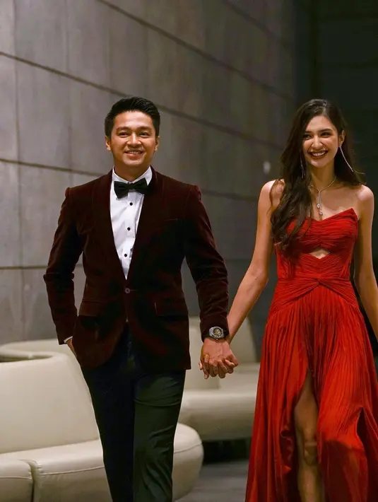 Penampilan Mikha Tambayong yang kenakan long dress sleeve merah merona di red carpet Busan International Film Festival 2022. (FOTO: instagram.com/miktambayong/)