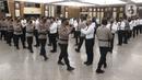 Mantan pegawai KPK Novel Baswedan bersama sejumlah mantan pegawai KPK menerima ucapan selamat usai dilantik di Mabes Polri, Jakarta, Kamis (9/12/2021). Kapolri Listyo Sigit Prabowo resmi melantik sebanyak 44 mantan pegawai KPK menjadi Aparatur Sipil Negara (ASN) Polri. (Liputan6.com/Herman Zakharia)