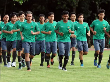 Sejumlah pemain berlari jelang latihan seleksi masuk Timnas Indonesia U-19 di Lapangan Atang Sutresna, Jakarta, Kamis (6/4). 14 pemain yang pernah berlaga di luar negeri mengikuti seleksi masuk Timnas Indonesia U-19. (Liputan6.com/Helmi Fithriansyah)