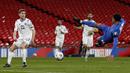 Gelandang Inggris, Jude Bellingham melepaskan tendangan di depan gawang San Marino dalam laga Kualifikasi Piala Dunia 2022 Zona Eropa Grup I di Wembley Stadium, London, Kamis (25/3/2021). Inggris menang 5-0 atas San Marino. (AP/Adrian Dennis/Pool)