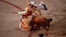 Seorang matador menusukkan tombaknya ke seekor banteng dalam saat bertarung dalam Festival San Fermin, Pamplona, Spanyol, Kamis (11/7/2019). (AP Photo/Alvaro Barrientos)