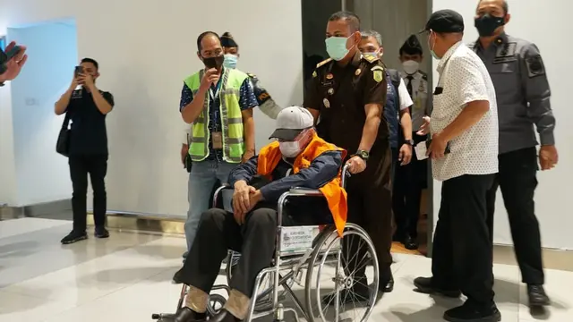Buronan Kejaksaan Agung bernama Hendra Subrata alias Endang Rifai saat tiba di Indonesia. (dok Ditjen Imigrasi Kemenkumham)