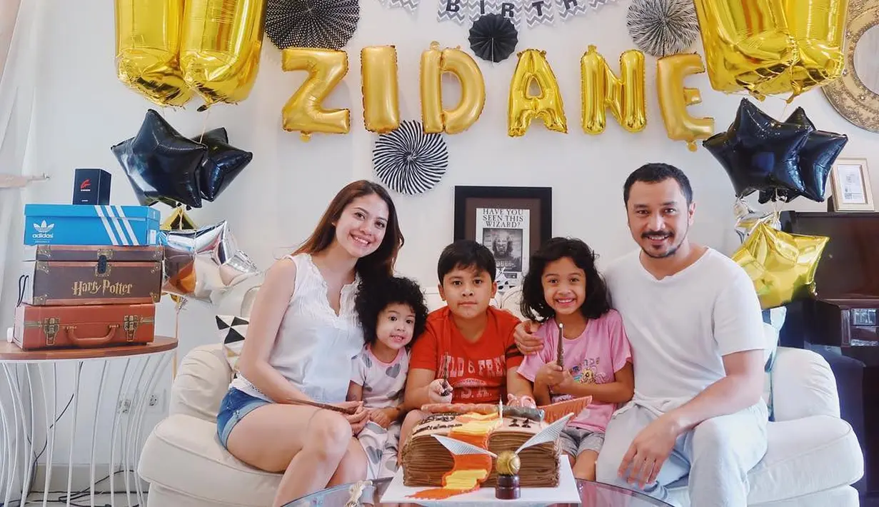 Zhafir adalah nama dari Bapak Mohammad Quraish Shihab atas permintaan Giring untuk anaknya. Sedangkan Ganesha merupakan nama belakangnya Giring yang merupakan pemberian dari ayah Giring. (Instagram/cynthiariza)