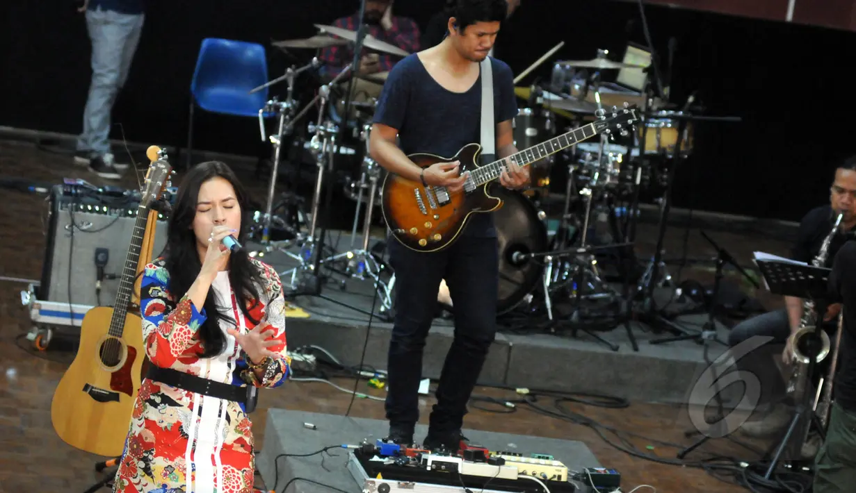 Suasana latihan terakhir Raisa jelang konser tungal perdananya "Pemeran Utama", di kawasan Fatmawati, Jakarta, Rabu (20/5/2015). Dalam konser yang akan digelar pada 24 Mei mendatang, Raisa akan membawakan 22 lagu. (Liputan6.com/Panji Diksana)