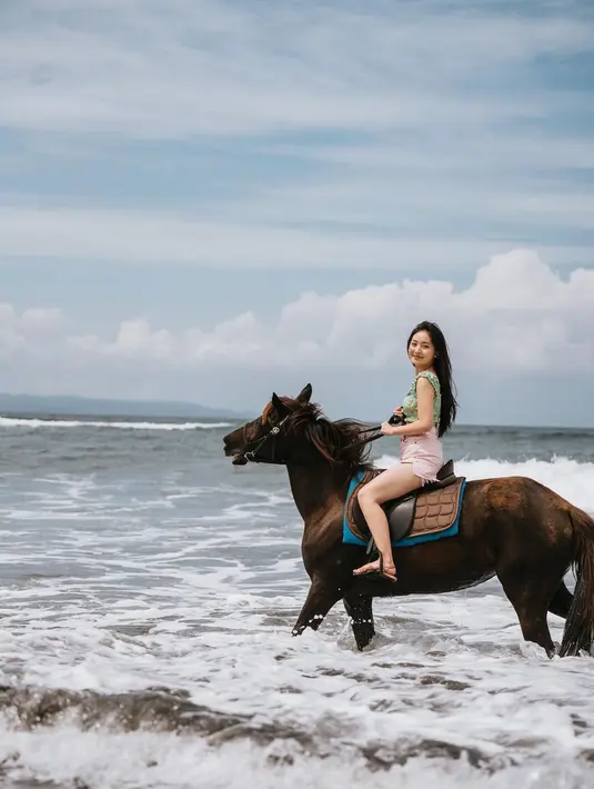 Aktris berusia 24 tahun tersebut memilih menghabiskan waktunya menyusuri indahnya pantai dengan menunggang kuda. Ia bahkan tak takut mengendarai kudanya hingga berjalan hampir ke tengah laut. (Instagram/natashawilona12)