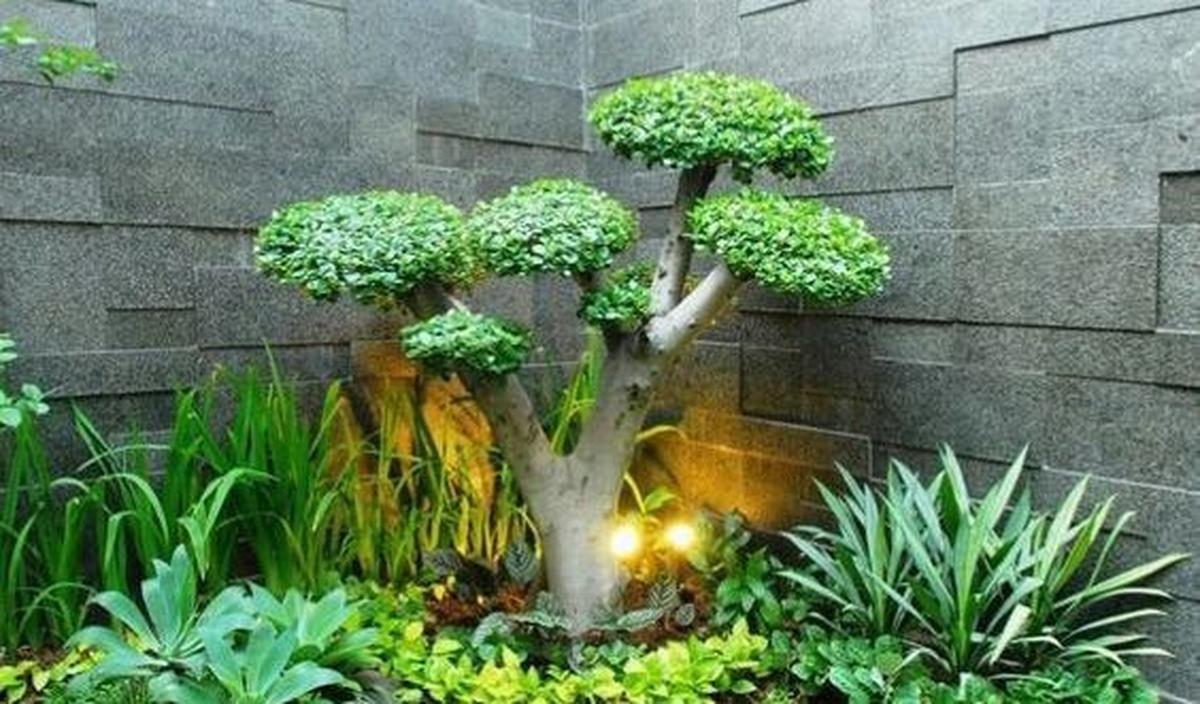 4. Tembok Taman Minimalis dengan Batu Andesit