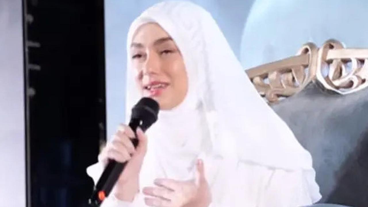 Anggun dan Elegan, Celine Evangelista Hadir di Bali Muslim Festival dengan Gamis Putih