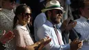 Pippa Middleton ditemani adiknya, James Middleton, menyaksikan hari ketiga kejuaraan tenis Grand Slam Wimbledon 2017 di London, Rabu (5/7). Pippa menyempurnakan gayanya tersebut dengan kacamata hitam yang terasa semakin glamor. (Adrian DENNIS / AFP)