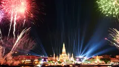 Kembang api memancar di atas Kuil Wat Arun saat perayaan Tahun Baru di Bangkok (1/1/2016). (AFP Photo/ Christophe Archambault)