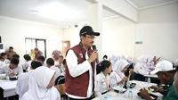 Menteri Sosial Saifullah Yusuf (Gus Ipul), menyapa 100 siswa Sekolah Rakyat yang sedang menikmati sarapan di Sekolah Rakyat Menengah Atas 21 yang berada di kampus UNESA Surabaya, Selasa (22/7/2025). (Foto: dokumentasi Kemensos)