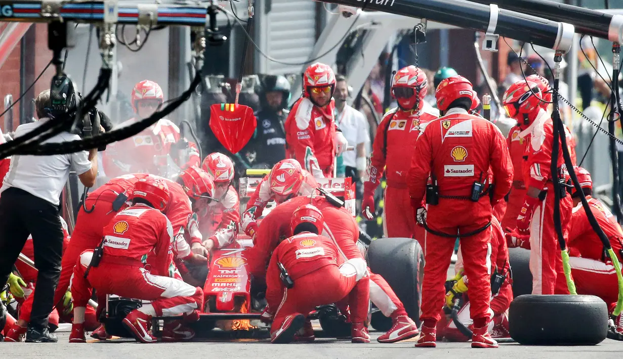 Api terlihat di bagian bawah mobil balap Ferrari, Kimi Raikkonen dari Finlandia selama F1 Grand Prix Belgia 2016 di Francorchamps (28/8/2016). Penjualan ini merupakan salah satu yang terbesar dalam sejarah olahraga. (REUTERS/Olivier Matthys)
