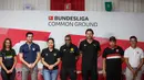 <p>Dari kiri ke kanan: Co-Founder Borussia Academy Indonesia Saras Desch, Head of FC Bayern Munchen Southeast Asia Maximilain Haschke, Wasekjen PSSI Maaike Ira Puspita, Managing Director Borussia Dortmund Asia Pacific Dr. Suresh Letchmanan, Legenda Borussia Dortmund Roman Weidenfeller, Lurah Pertukangan Utara, Head of Bundesliga Asia Pacific Kevin Sim berfoto bersama&nbsp;saat Bundesliga Common Ground yang berlangsung di RPTRA Bhinneka, Pesanggrahan, Jakarta Selatan, Sabtu (11/02/2023). (Bola.com/Bagaskara Lazuardi)</p>