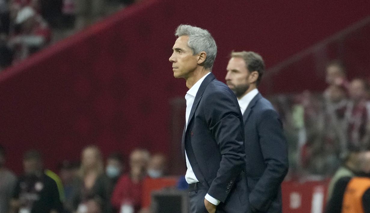 Pelatih Polandia, Paulo Sousa dan pelatih Inggris, Gareth Southgate menyaksikan pemainnya bertanding pada pertandingan kualifikasi grup I Piala Dunia 2022 di stadion Narodowy di Warsawa, Kamis (9/9/2021).  Inggris bermain imbang dengan Polandia 1-1. (AP Photo/Czarek Sokolowski)