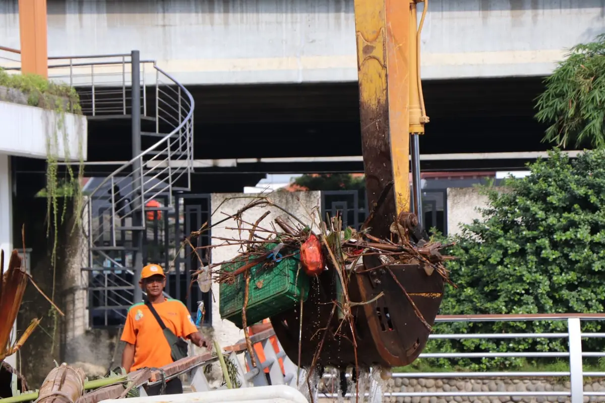 Dinas Lingkungan Hidup (DLH) DKI Jakarta menjalankan operasi pembersihan dampak dari banjir beberapa hari lalu. Salah satunya, membersihkan sumbatan sampah di sejumlah titik aliran Sungai Ciliwung dan 12 sungai lainnya yang melintasi Jakarta.