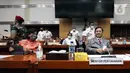 Menteri Pertahanan Prabowo Subianto (kanan) dan Menteri Keuangan Sri Mulyani rapat kerja dengan Komisi I DPR di Kompleks Parlemen, Senayan, Jakarta, Kamis (27/1/2022). Rapat meminta persetujuan DPR untuk penjualan eks KRI Teluk Mandar 514 dan KRI Teluk Penyu 513. (Liputan6.com/Angga Yuniar)