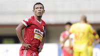 Pemain Perseru Badak Lampung FC, Talaohu Musafri, saat melawan Bhayangkara FC pada laga Liga 1 2019 di Stadion Patriot, Bekasi, Jumat (16/8). Bhayangkara FC takluk 0-1 dari Badak Lampung FC. (Bola.com/M Iqbal Ichsan)