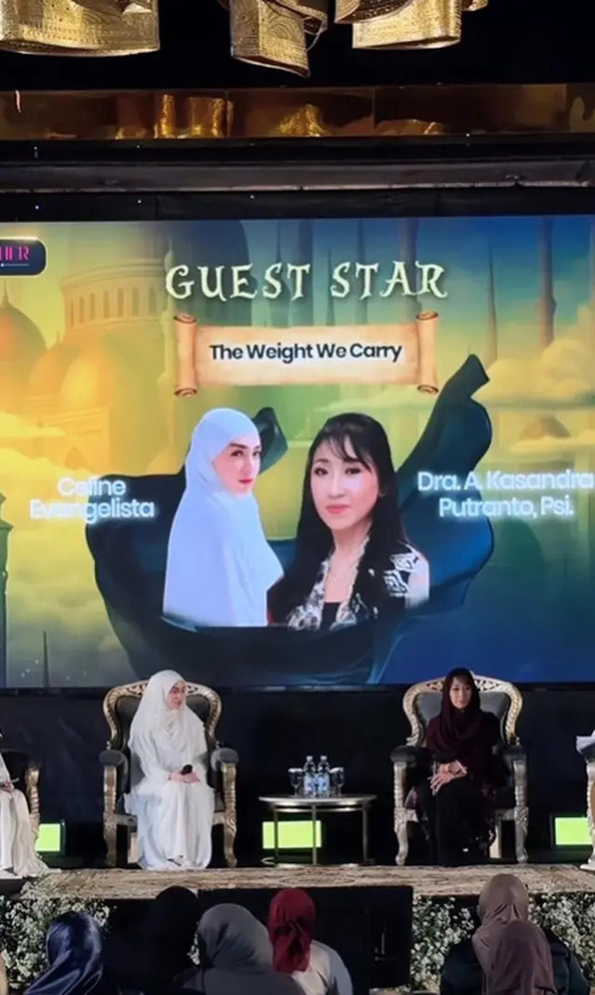 8 Potret Celine Evangelista Pakai Gamis Putih saat Jadi Bintang Tamu di Kajian Bali Muslim Festival, Angggun dan Memukau