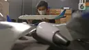Pekerja menyelesaikan pembuatan miniatur pesawat di workshop Anglo Indonesian Aircraft Models di Cibinong, Kabupaten Bogor, Kamis (15/10/2020). Produk miniatur pesawat buatan Anglo Indonesian Aircraft Models ini telah diekspor ke beberapa negara. (Liputan6.com/Herman Zakharia)