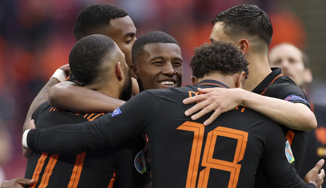 Kemenangan 3-0 Belanda atas Makedonia Utara dalam laga terakhir Grup C Euro 2020 (Euro 2021), Senin (21/6/2021) selain memastikan tersingkirnya Makedonia Utara dan lolosnya Belanda ke 16 Besar dengan poin sempurna, juga memuat 4 fakta menarik. Apa saja? (Foto: AP/Pool/Kenzo Tribouillard)