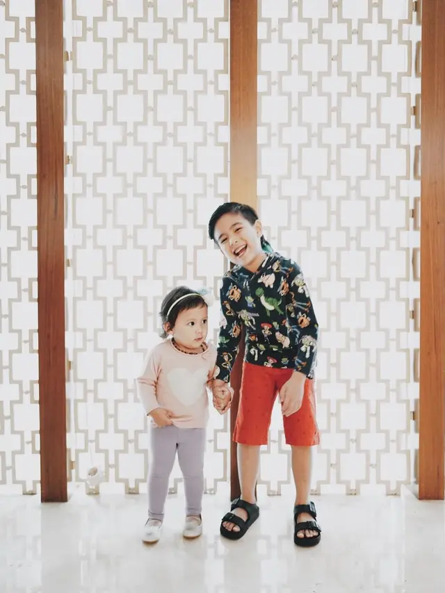 Potret Gemas Saat Anak Seleb Membantu Mengasuh Adiknya
