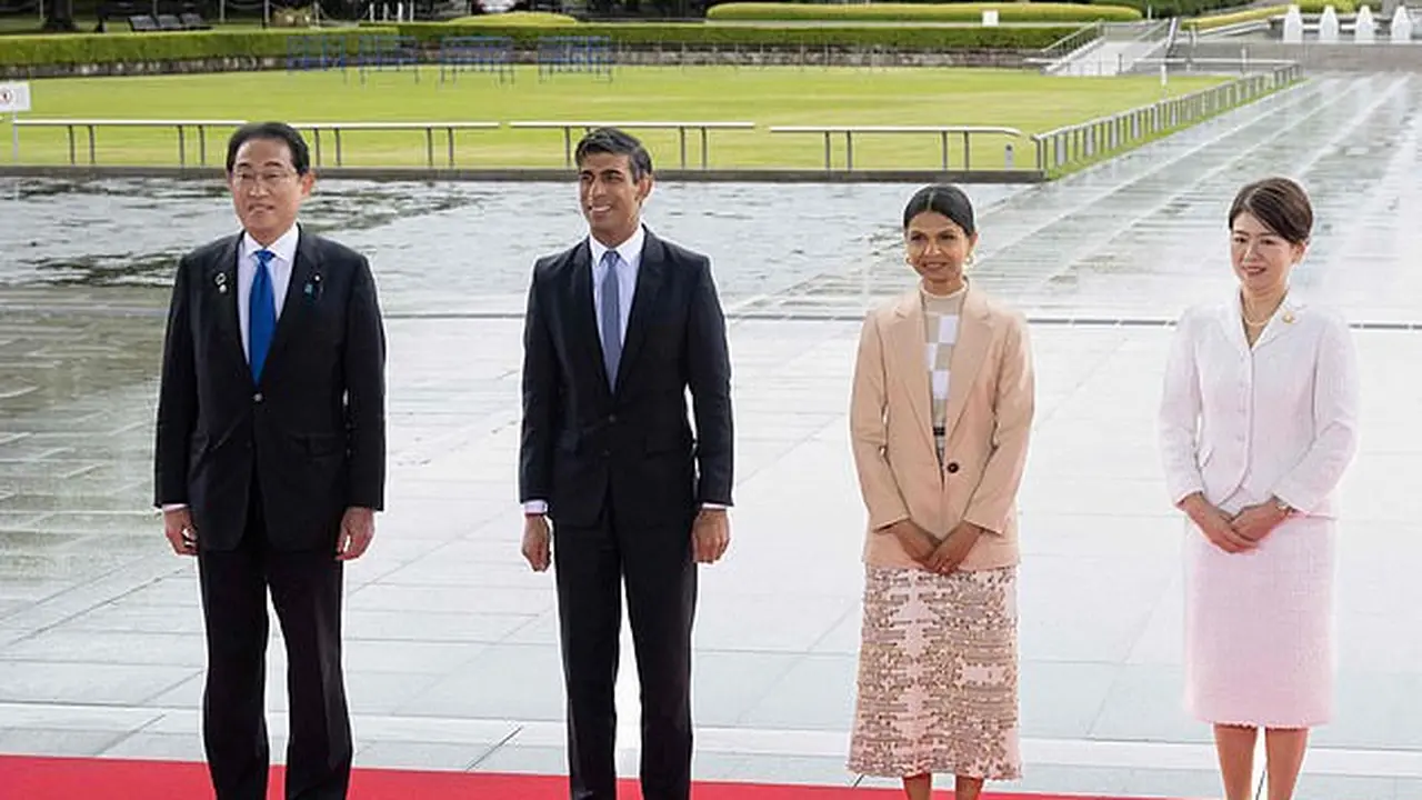 Perdana Menteri Jepang Fumio Kishida dan istrinya Yuko berpose bersama Rishi dan Akshata saat di Taman Peringatan Perdamaian Hiroshima.