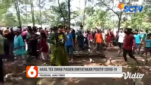 Ratusan orang mendatangi pemakaman pasien positif Covid-19, di Desa Rowogempol, Kecamatan Lekok, Pasuruan, Kamis sore. Massa merebut peti jenazah dan mengeluarkan paksa jenazah, hingga petugas pemakaman yang mengenakan APD lengkap hanya bisa terdiam.