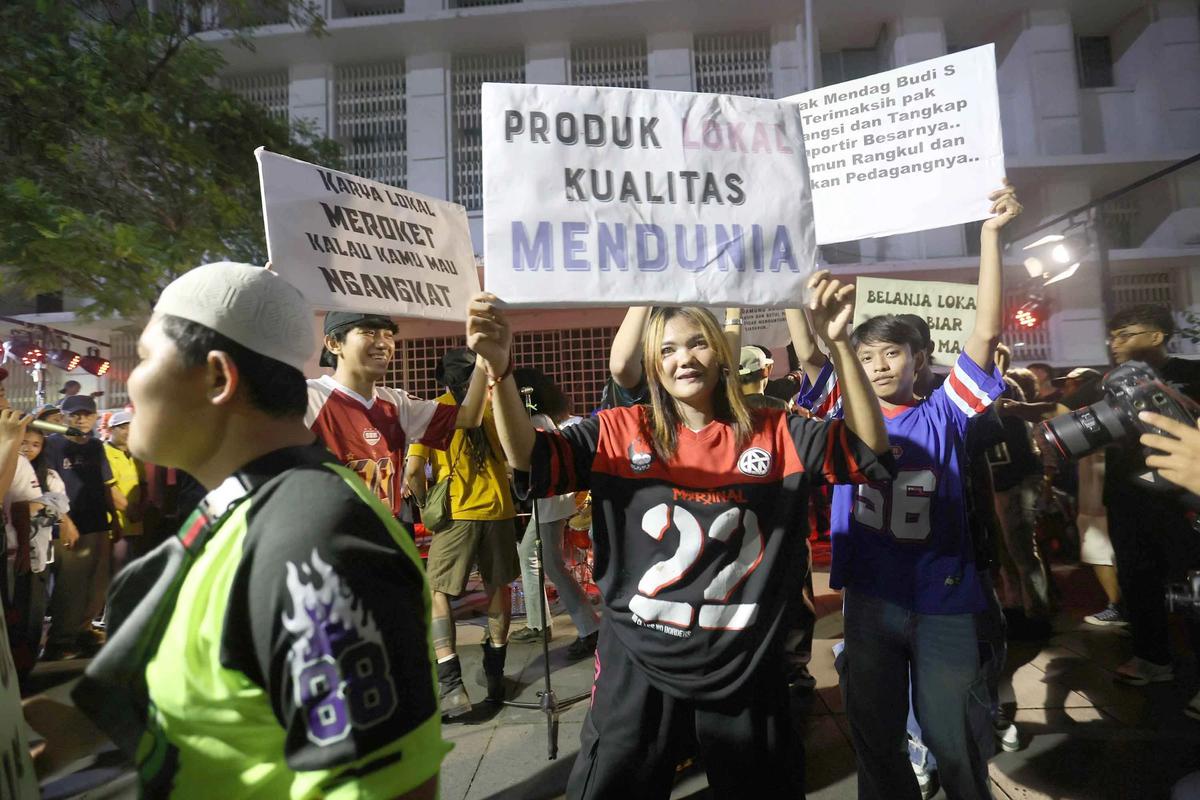 FOTO: Seniman dan Komunitas Rayakan Dukungan bagi UMKM Konveksi Lokal