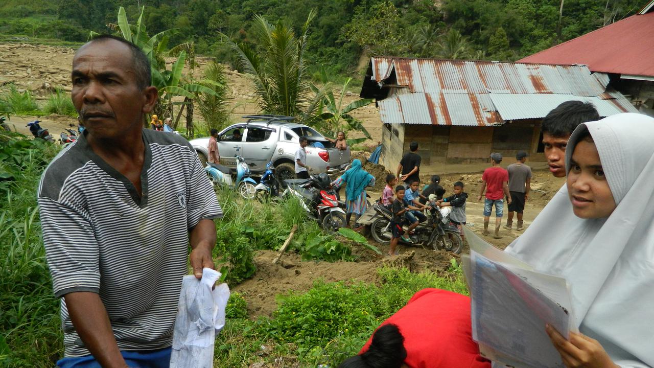 Ultra menunjukan dokumen yang tertimbun di rumahnya akibat banjir bandang Solok Selatan. (Liputan6.com/Novia Harlina)