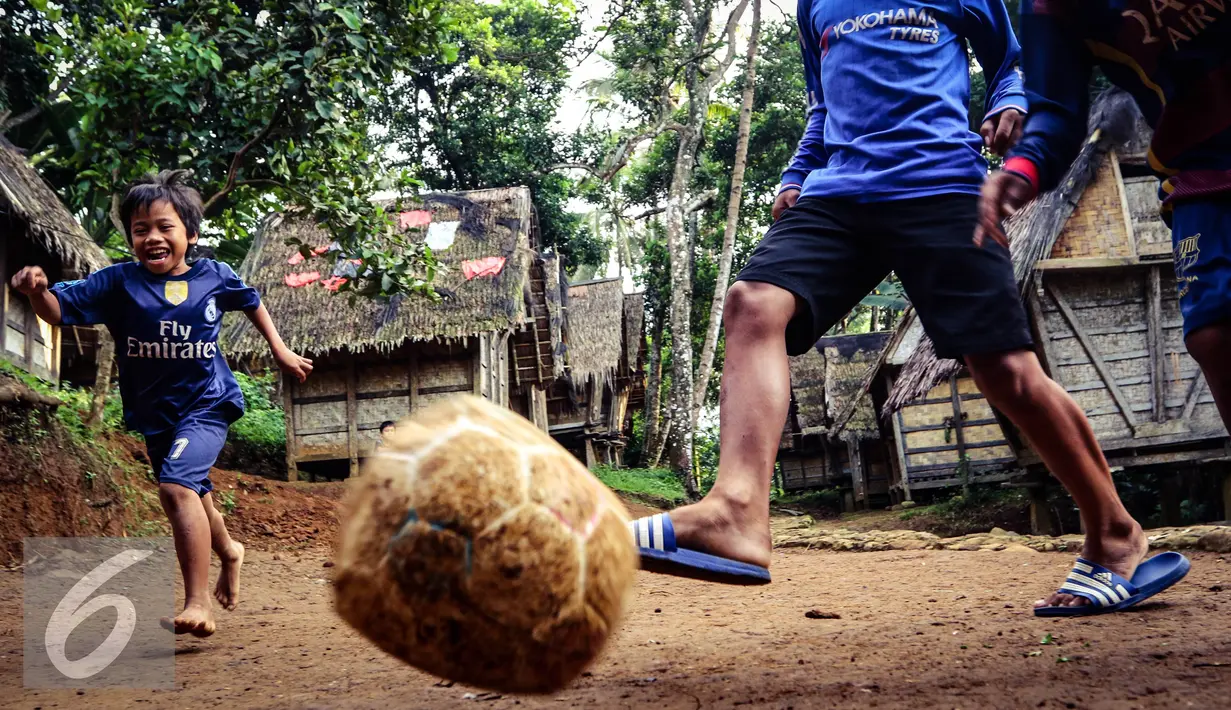 Sejumlah anak Suku Baduy bermain sepak bola di pekarangan rumah Kampung Kadung Jangkung, Kabupaten Lebak, Banten (11/5). Meski mendapat larangan dari Puun mereka tetap bermain dengan kaos sepak bola kesebelasan luar negeri. (Liputan6.com/Fery Pradolo)