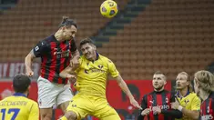 Penyerang AC Milan, Zlatan Ibrahimovic (kiri) mencetak gol kedua untuk timnya ke gawang Hellas Verona pada lanjutan Liga Italia Serie A di San Siro, Senin (9/11/2020) dinihari WIB. AC Milan harus puas berbagi angka dengan Hellas Verona setelah bermain imbang 2-2. (AP Photo/Antonio Calanni)