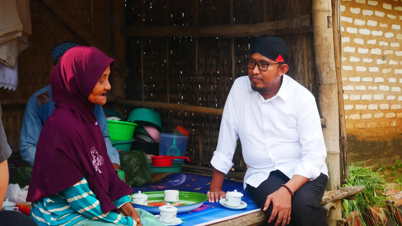 Bupati Sumenep Achmad Fauzi menyerahkan bantuan renovasi rumah kepada keluarga Ibu Yani. (Dian Kurniawan/Liputan6.com)