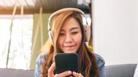 Ilustrasi seorang perempuan sedang internetan. (Farknot/Depositphotos.com)
