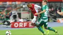 Bek Ajax, Kenny Tete yang juga keturunan Indonesia mencoba melewati pemain Rapid Vienna, Stefan Stangl. (Bola.com/Reza Khomaini)