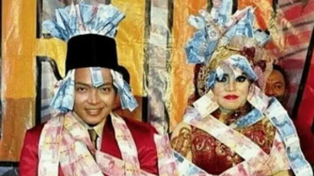 6 Baju Pengantin Orang Terlalu Kaya Ini Unik Banget, Bikin Heran