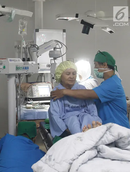 Pasien sebelum melakukan operasi saat bakti sosial operasi katarak bagi masyarakat prasejahtera di EMC Sentul, Bogor, Jawa Barat, Jumat (26/10). Bakti sosial ini diikuti 74 pasien. (Liputan6.com/Herman Zakharia)