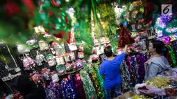Pengunjung memilih pernak-pernik hiasan natal di kawasan Pasar Asemka, Jakarta, Selasa (12/12). Menjelang perayaan Natal penjualan pernak-pernik untuk menghiasi rumah dan pohon Natal mengalami peningkatan dari hari biasa. (Liputan6.com/Faizal Fanani)