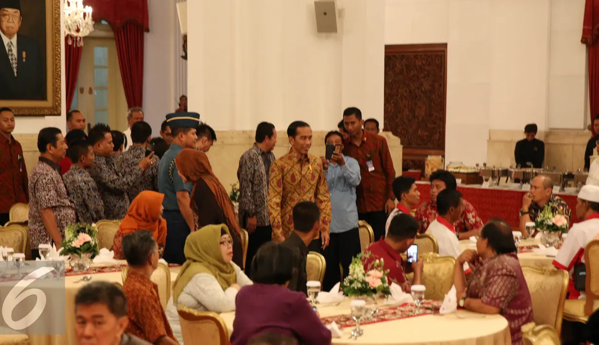 Presiden Joko Widodo mengundang perwakilan pedagang dari sejumlah pasar di Jakarta di Istana Negara, Jakarta, Kamis (3/9/2015). Jokowi sengaja mengundang pedagang untuk mengetahui permasalahan mereka. (Liputan6.com/Faizal Fanani) 