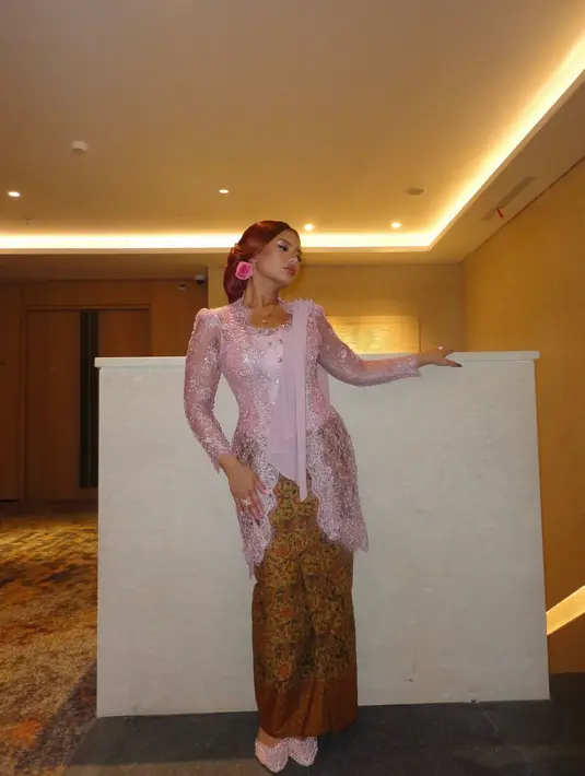 Siluet kebaya Jawa yang telah dimodernisasi dengan berbagai payet dan bordir mempercantik keseluruhan penampilan Zahwa Massaid ketika mengenakan kebaya pink ini. [Foto: Instagram/zahwamassaid]