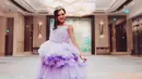 Tampil anggun dan menawan menggunakan dress ruffle tier berwarna lilac seperti Beby Tsabina juga dapat jadi inspirasi outfitmu ketika menghadiri undangan untuk Gala Dinner, lho.