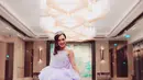 Tampil anggun dan menawan menggunakan dress ruffle tier berwarna lilac seperti Beby Tsabina juga dapat jadi inspirasi outfitmu ketika menghadiri undangan untuk Gala Dinner, lho.