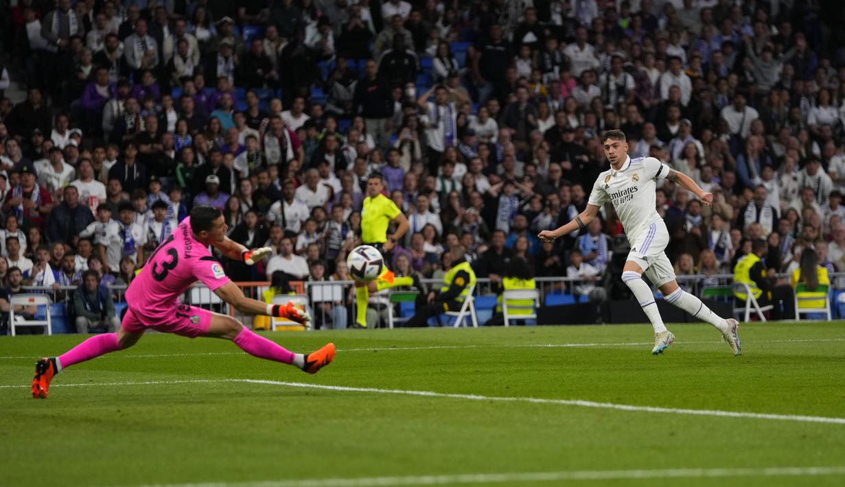 Madrid unggul tiga poin dari rival sekotanya itu yang baru bermain 33 pertandingan. (AP Photo/Manu Fernandez)