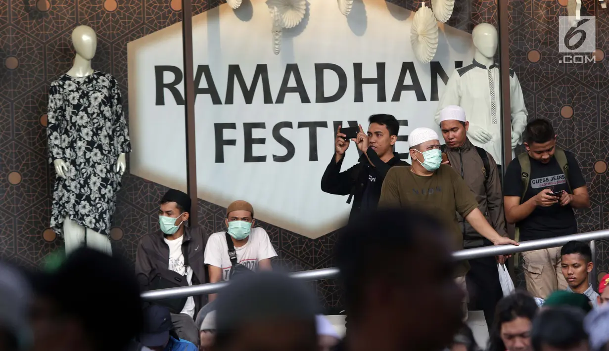Peserta aksi massa Gerakan Nasional Kedaulatan Rakyat berdiri di depan6 gedung pertokoan Sarinah saat melakukan unjuk rasa di sekitar Gedung Bawaslu, Jakarta, Rabu (22/5). Dalam aksinya, mereka meminta Bawaslu memeriksa kembali hasil Pemilu 2019. (Liputan6.com/Helmi Fithriansyah)