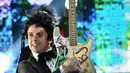 Billi Joe adalah vokalis dari Grup Band Green Day, Ia pernah mengaku dirinya adalah seorang biseksual seperti yang ia katakan kepada The Advocate pada 1995. (MIKE COPPOLA / GETTY IMAGES NORTH AMERICA / AFP)